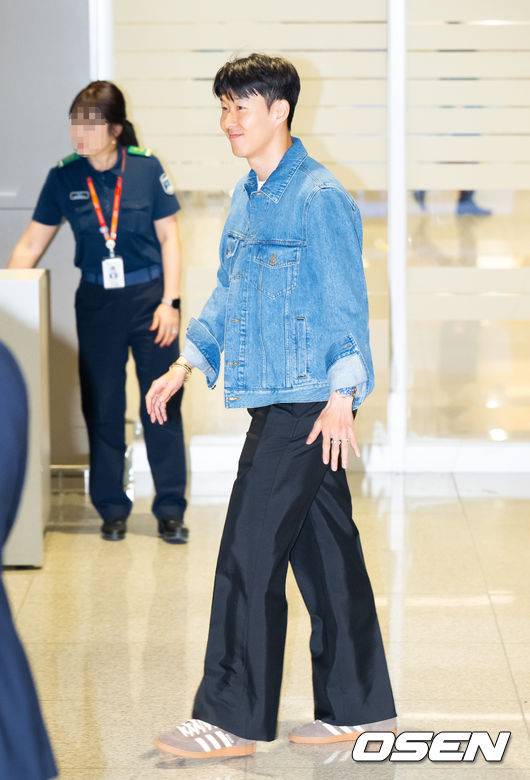 금의환향이란 이런 것... 인천공항에 나타난 손흥민, 팬들 응원에 함박웃음