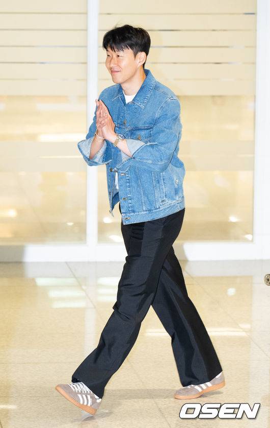 금의환향이란 이런 것... 인천공항에 나타난 손흥민, 팬들 응원에 함박웃음