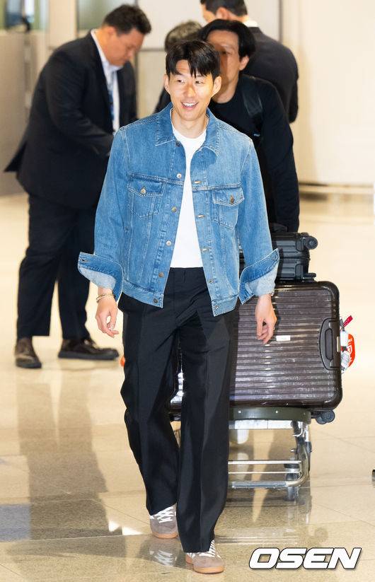 금의환향이란 이런 것... 인천공항에 나타난 손흥민, 팬들 응원에 함박웃음