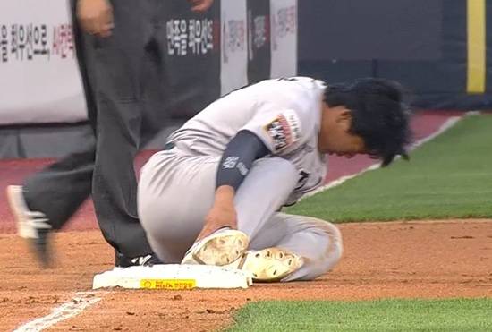 '이럴 수가' KT 초비상!…'3루 귀루 중 우측 발목 통증' 강백호, 4회 대주자 교체→병원 이동 [수원 라이브]