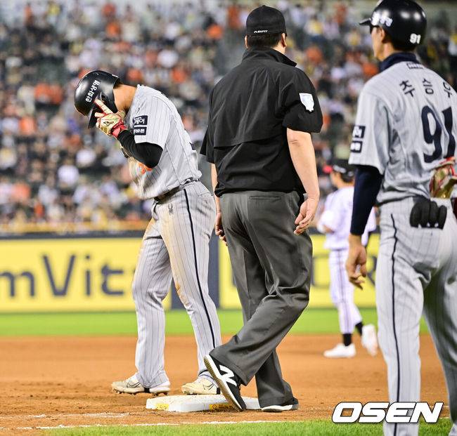 포수는 공 놓치고, 대주자는 견제사…잠실 ‘만원’ 관중에 얼었나, ‘36이닝 2득점’→4전 전패, 이길 수가 없다