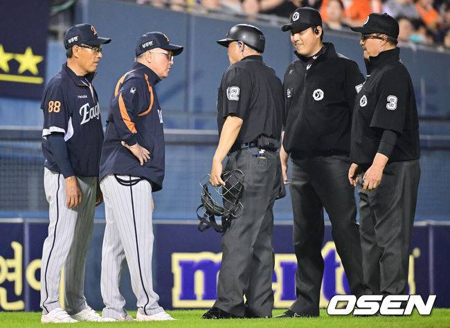 포수는 공 놓치고, 대주자는 견제사…잠실 ‘만원’ 관중에 얼었나, ‘36이닝 2득점’→4전 전패, 이길 수가 없다