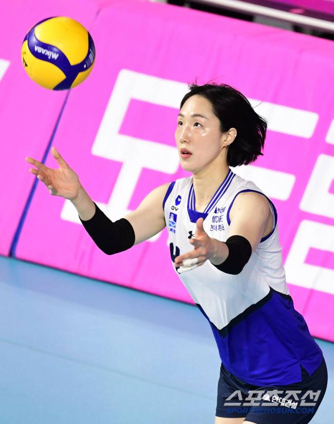 '우승반지 6개' 황연주, 도로공사 계약 완료…15년 현대건설과 결별