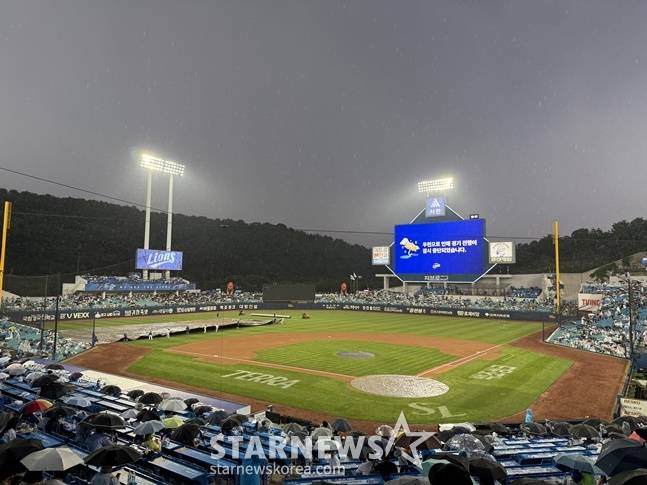 번개 '번쩍'하더니, 대구에 세찬 비 쏟아진다... 롯데-삼성전 1회 2타자 나온 후 일시중단 [대구 현장]