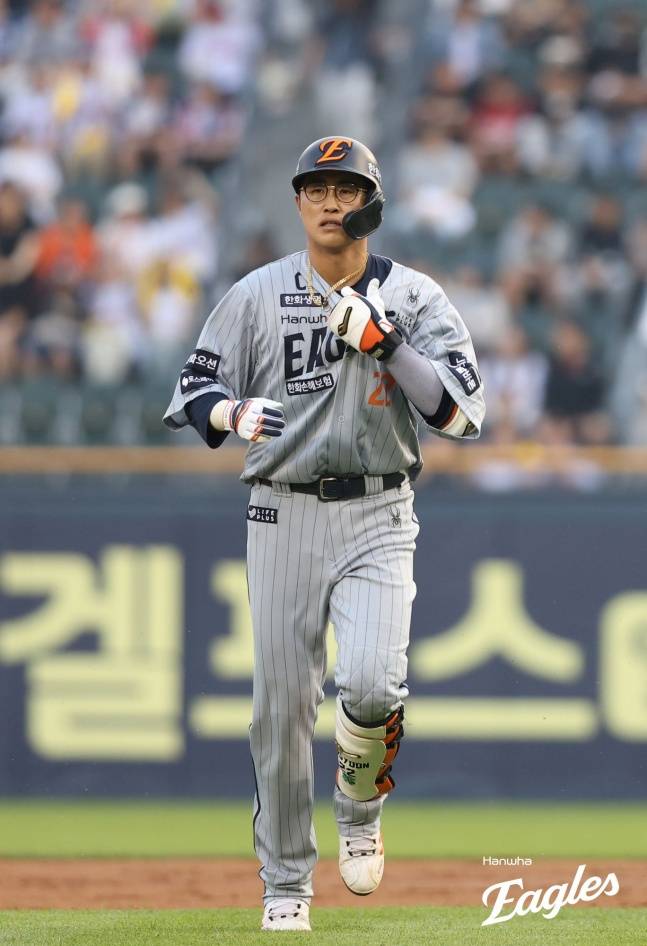 '맞는 순간 잠실이 술렁였다' 채은성 연장 11회 결승 투런! 한화, LG 6-5 제압... 시리즈 동률 [잠실 현장리뷰]