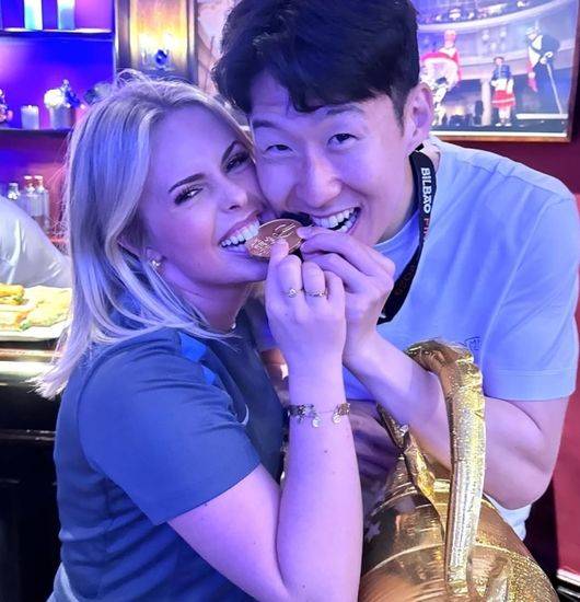 ‘토트넘 여직원 또 사심 채웠네!’ 손흥민과 인증샷+한국대표팀 사인유니폼까지 선물받았다