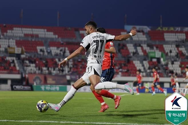 “경기력 좋을 땐 비겼고, 오늘처럼 안 좋을 땐 이겼다” 김기동 감독도 축구가 어렵다 [MK인터뷰]