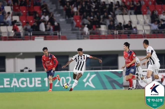 “경기력 좋을 땐 비겼고, 오늘처럼 안 좋을 땐 이겼다” 김기동 감독도 축구가 어렵다 [MK인터뷰]
