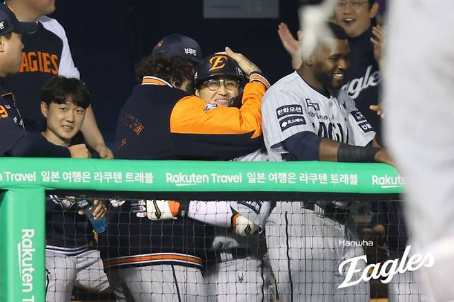 '이게 바로 대인배 에이스!' 한화 폰세