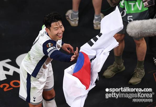 이럴 수가! 이것이 대한민국의 캡틴→손흥민, 위상 하늘 찌르네...유로파리그 우승 합작, 동료 존슨 'SON 전용 축구화 착용, 각인까지'
