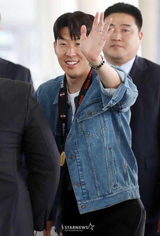 '손흥민 父' 손웅정 감독, '아동학대' 혐의 재심서 출전정지 3개월 징계 취소