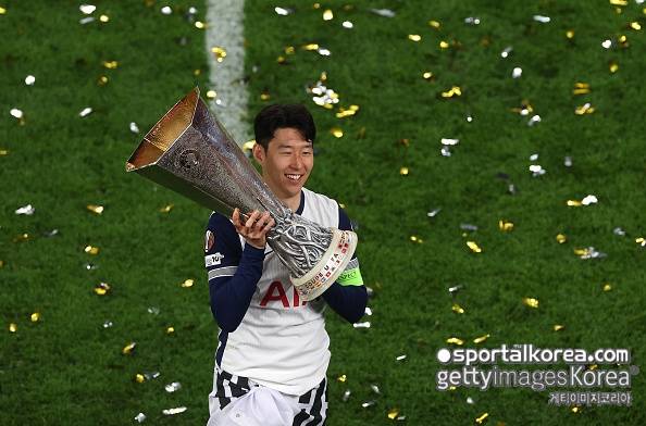 '쏘니와 다정한 메달 먹방' 이번엔 트로피 인증샷과 선물 폭탄...