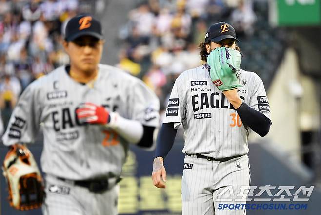 '명장이 염갈량 작전 간파했는데...' 노시환의 욕심이 부른 참사. 폰세 승리 날아가고 역전패할 뻔[잠실 현장]