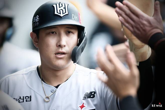 다리 절룩이며 홈 밟은 KT 황재균, 햄스트링 통증으로 교체…“병원 진료 예정” [SD 수원 라이브]