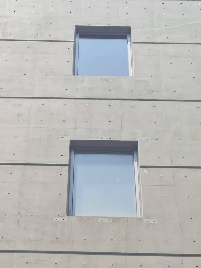 [단독] “유리 교체하려 떼었다 붙인 루버, 그게 떨어졌다”…NC파크 사고, 해체·재설치 정황 드러나