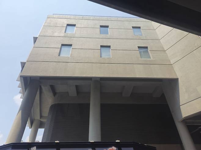 [단독] “유리 교체하려 떼었다 붙인 루버, 그게 떨어졌다”…NC파크 사고, 해체·재설치 정황 드러나