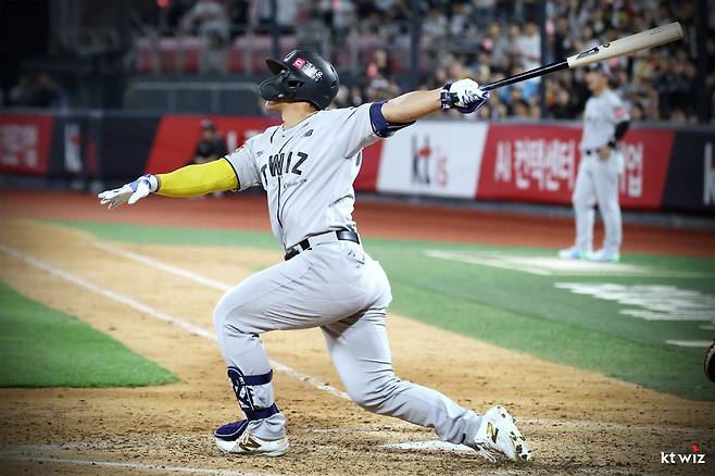 장외 만루홈런으로 ‘27경기 29타점’…공포의 안현민, KT 4연속 위닝시리즈 이끈 코리안 저지 [SD 수원 스타]