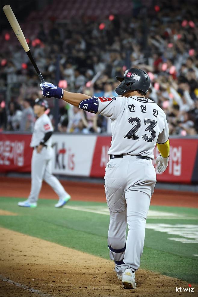 장외 만루홈런으로 ‘27경기 29타점’…공포의 안현민, KT 4연속 위닝시리즈 이끈 코리안 저지 [SD 수원 스타]