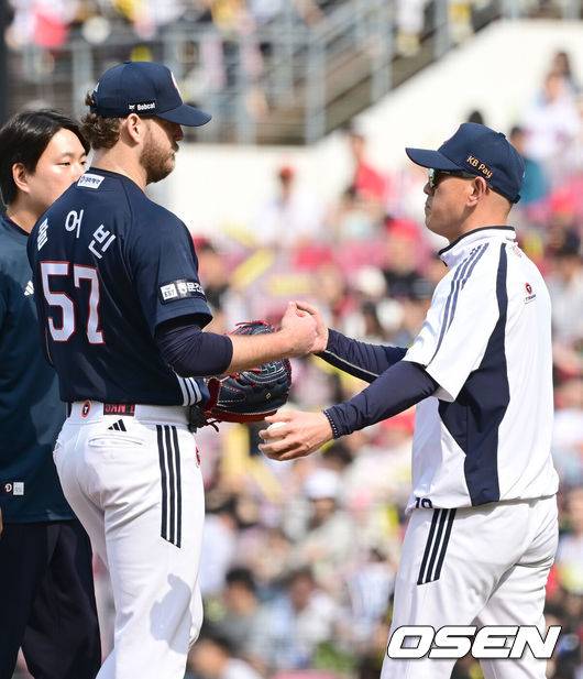 ‘볼넷-볼넷-볼넷-볼넷-사구-볼넷’ 14억 에이스가 또 경기를 망쳤다, ML 28승 투수가 사사구 1위라니 ‘두산 울고 싶어라’