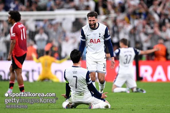 유로파 우승 축하는 '쇼'였다…손흥민, 사우디 이적 확실시→'돈독' 오른 레비 회장 결단