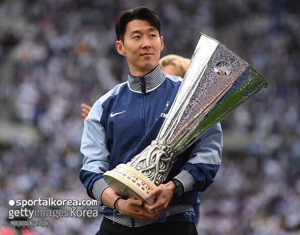 유로파 우승 축하는 '쇼'였다…손흥민, 사우디 이적 확실시→'돈독' 오른 레비 회장 결단