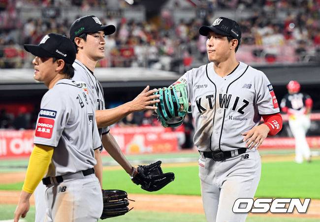‘팀 타율 1위’ 38세 무쇠가 쓰러졌다…필승조→지명타자→1루수 줄부상 악재, 잇몸야구 시즌2 강제 개봉
