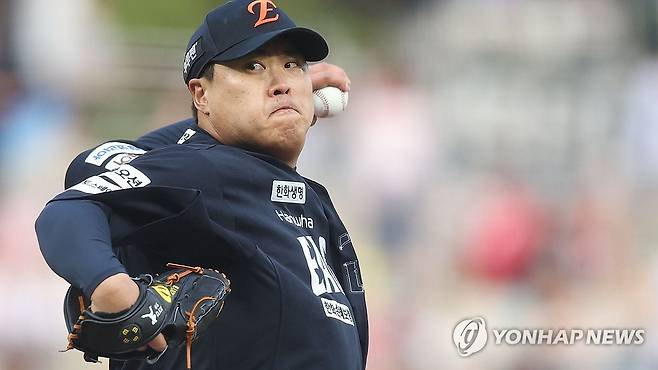 한화 류현진, 창원NC파크 재개장 경기서 6이닝 1실점 역투