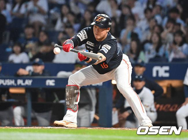 2군서 얼마나 많이 연습했으면…시련 극복한 하주석, 기막힌 번트 두 번→류현진 도운 점프 캐치도 빛났다