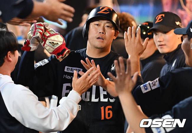 2군서 얼마나 많이 연습했으면…시련 극복한 하주석, 기막힌 번트 두 번→류현진 도운 점프 캐치도 빛났다