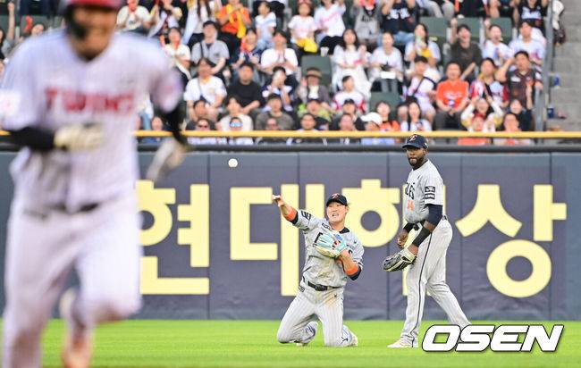 2군서 얼마나 많이 연습했으면…시련 극복한 하주석, 기막힌 번트 두 번→류현진 도운 점프 캐치도 빛났다