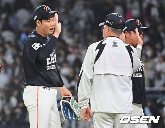 2군서 얼마나 많이 연습했으면…시련 극복한 하주석, 기막힌 번트 두 번→류현진 도운 점프 캐치도 빛났다