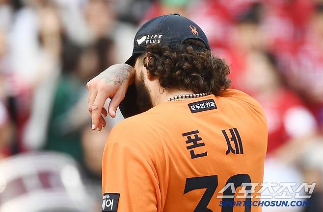 폰세 재계약 하면 구해준댔는데...NC 팬이 토론토 유니폼 선물했다 [창원 현장]