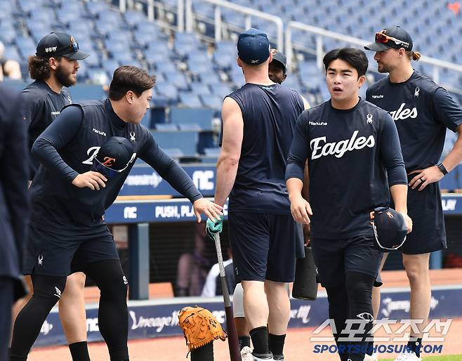 폰세 재계약 하면 구해준댔는데...NC 팬이 토론토 유니폼 선물했다 [창원 현장]