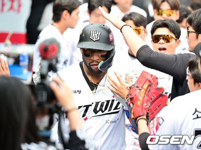MVP 외인 괴력 미쳤다, 윤영철에 선제 장외 솔로포 폭발…‘레전드’ 우즈까지 홈런 ‘-2’ [오!쎈 수원]