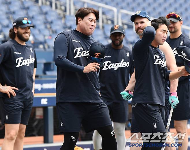 폰세 재계약 하면 구해준댔는데...NC 팬이 토론토 유니폼 선물했다 [창원 현장]
