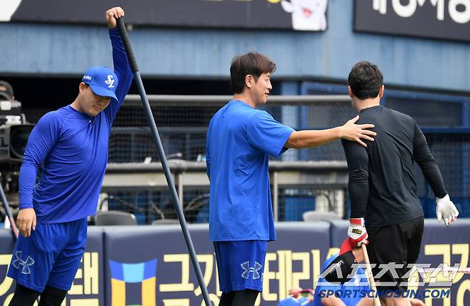 '동원아 형 품에 안겨' 강민호 손짓에 달려가 품에 안긴 박동원...뜨겁다 못해 더웠다[잠실 현장]