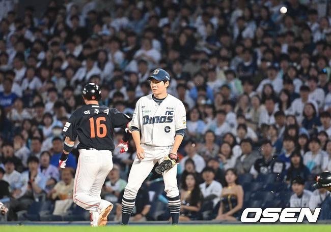 하이파이브 하라고 내민 손이 아닌데, 너무 자연스러운 플로리얼과 주심의 하이파이브 [이석우의 마!]