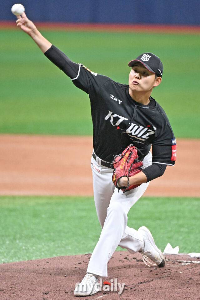 괴력의 장외 만루포→132m 초대형홈런, 근육맨 거포 등장에 모두가 설렌다…사령탑
