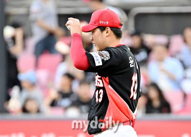 '볼넷-볼넷-볼넷' 무사만루 위기도 벗어났는데…'패패패패패' 윤영철 첫 승 또 실패, 1승이 이렇게 어렵다 [MD수원]