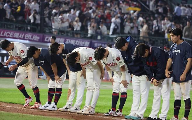 ‘롯데 3강’에 사직 미어터진다, 그런데 롯데 팬들이 벼른다고? 13년 전 대업 다시 시동거나