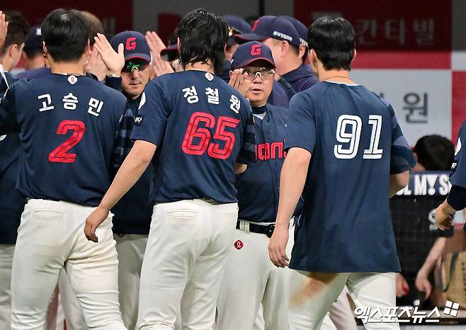 작년 꼴찌→올해 3위…5월까지 잘 버틴 롯데, 가을야구 열쇠는 'ERA 9위' 선발진 안정
