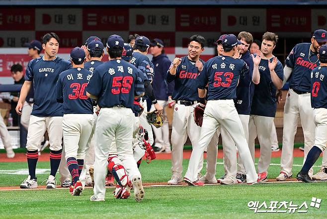작년 꼴찌→올해 3위…5월까지 잘 버틴 롯데, 가을야구 열쇠는 'ERA 9위' 선발진 안정