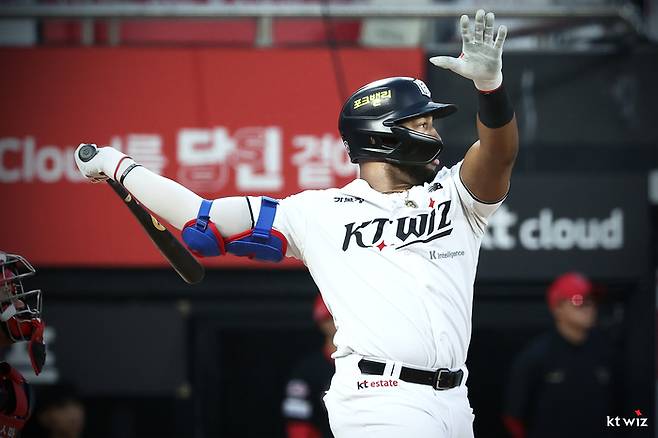 “2할 타율, 이대로는 안 돼”→특타 시작→전날 2안타 1홈런 ‘활약’…로하스, 외인 ‘최다 홈런’ 경신 노린다 [SS시선집중]
