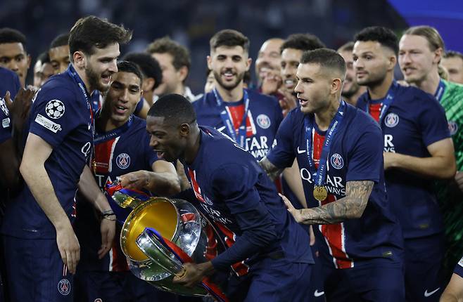 '강인아, 인생 정말 알 수 없다!' 2700억 최악의 먹튀→음바페보다 먼저 발롱도르 예약, PSG 최초 트레블 일등 공신 '우뚝'