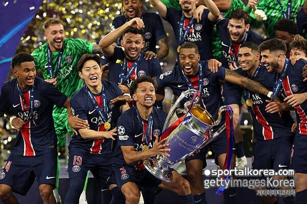 '호날두도 울고 갈 위치선정' 이강인, 0분 출전에도 亞 최초 대기록...PSG, 센터에서 첫 챔피언스리그 우승 트로피 들었다!