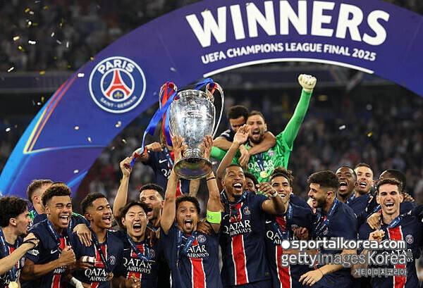 '호날두도 울고 갈 위치선정' 이강인, 0분 출전에도 亞 최초 대기록...PSG, 센터에서 첫 챔피언스리그 우승 트로피 들었다!