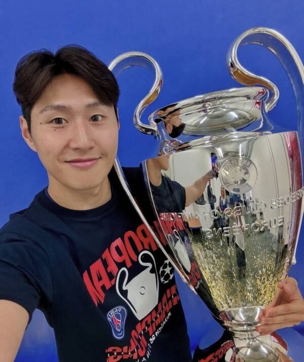 '호날두도 울고 갈 위치선정' 이강인, 0분 출전에도 亞 최초 대기록...PSG, 센터에서 첫 챔피언스리그 우승 트로피 들었다!