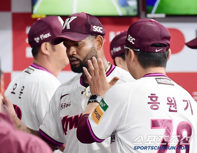 우와.. 폰세급 괴물 등장! 333일 만에 복귀전 → 친정팀 두산에 비수 '6이닝 무실점' 완벽 봉쇄