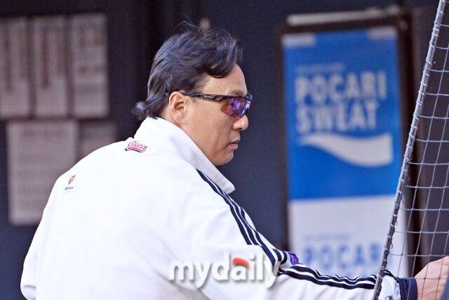 “이승엽 나가” 귀에 못 박히게 듣더니 진짜 나갔다…49세 국민타자의 충격 퇴장, 야구인생 ‘최대 시련’