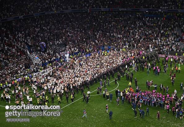 '모내기 사진 아닙니다'...'몰상식한 PSG 팬들', UCL 결전 장소 '쑥대밭 만들었다!'